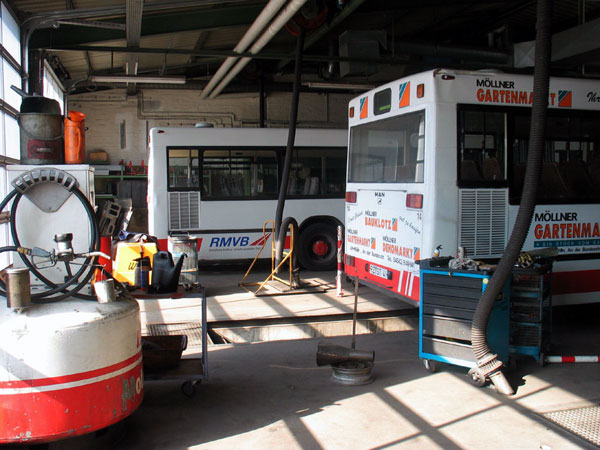 Kleine Reparaturen werden in der eigenen Buswerkstatt vorgenommen